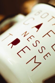 Caneca "Bota café nesse trem"