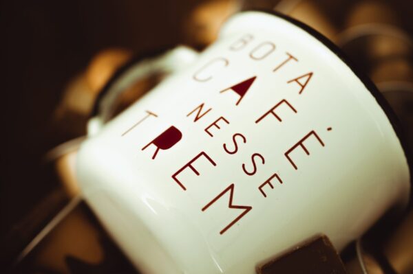 Caneca "Bota café nesse trem"